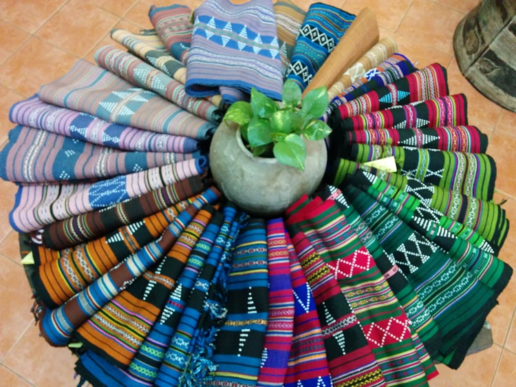 １・ラオス山岳民族の手工芸品！自分へのお土産に「伝統の織物」