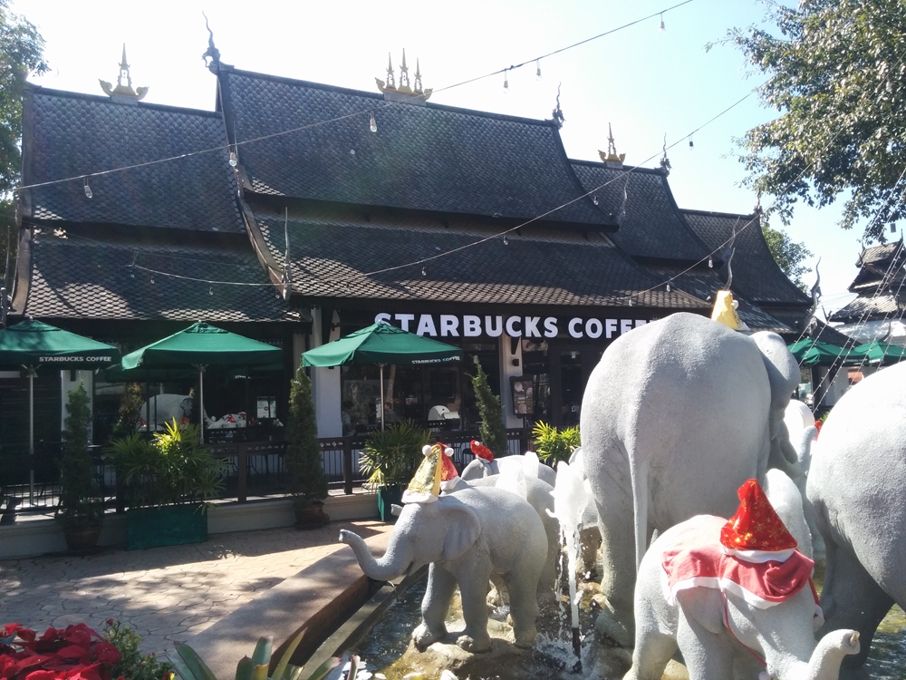タイ伝統様式のランナー建築のstarbucks(スターバックス)