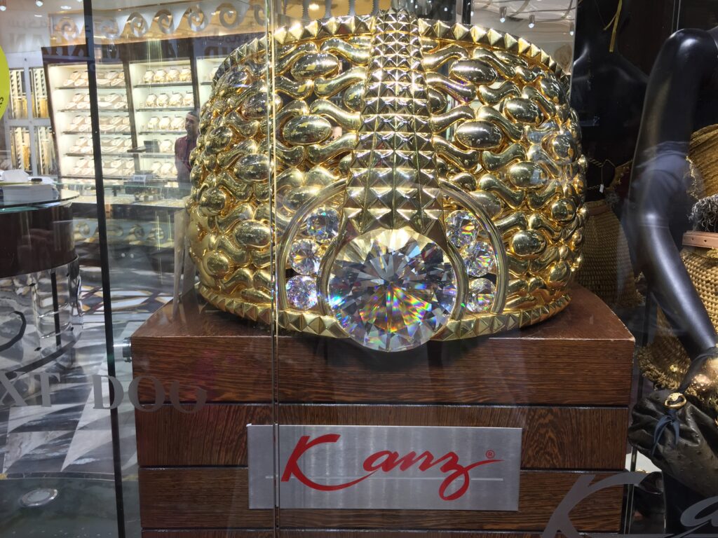 ドバイ 世界一大きい指輪